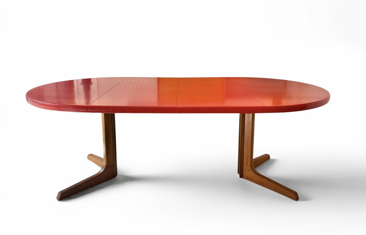 F 003 SC extendable teak dining table with lacquered red top