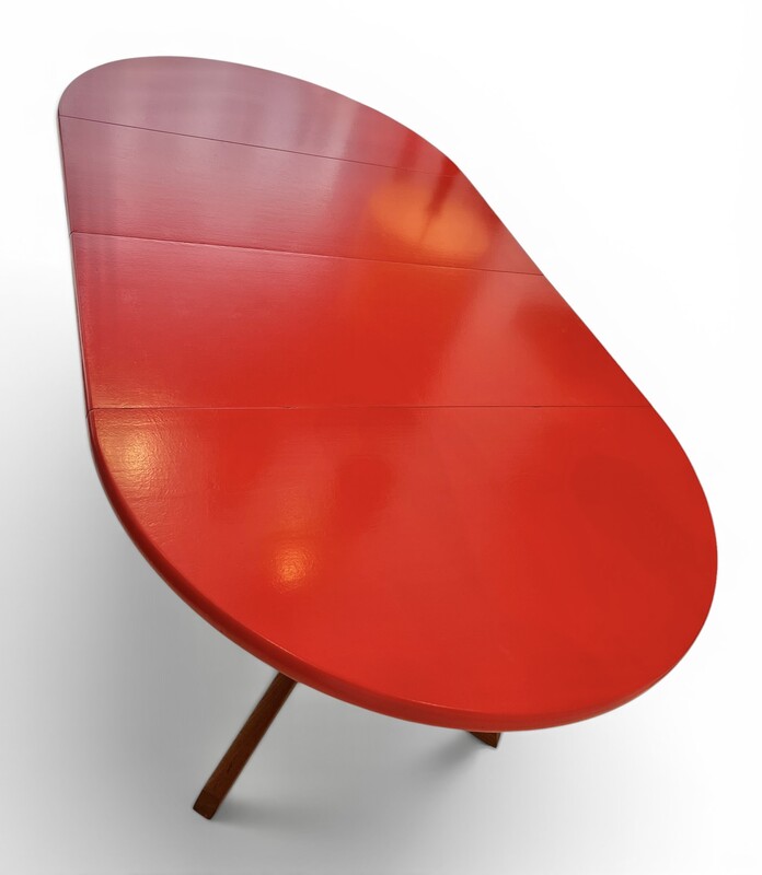 F 003 SC extendable teak dining table with lacquered red top