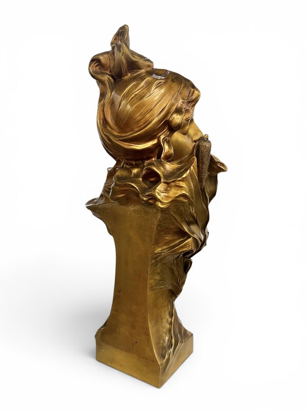 M 565 MH art nouveau bust in bronze signed Leonard, circa 1900