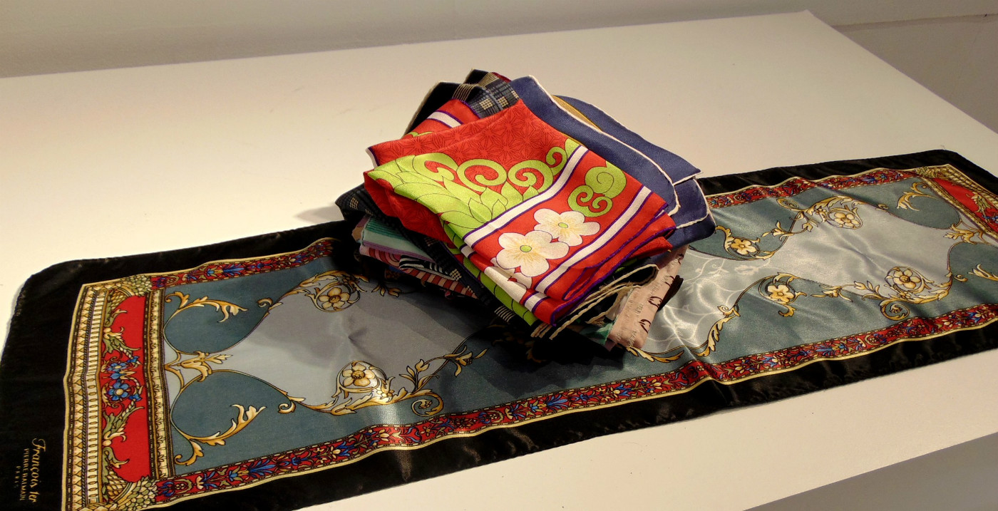 M 339 apef foulard BALMAIN et divers