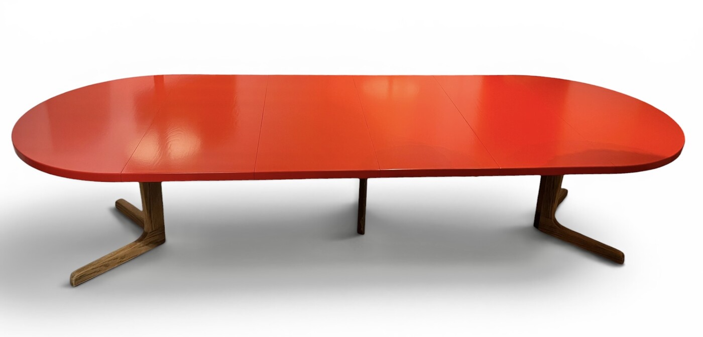 F 046 SC large extendable teak dining table with red lacquered top