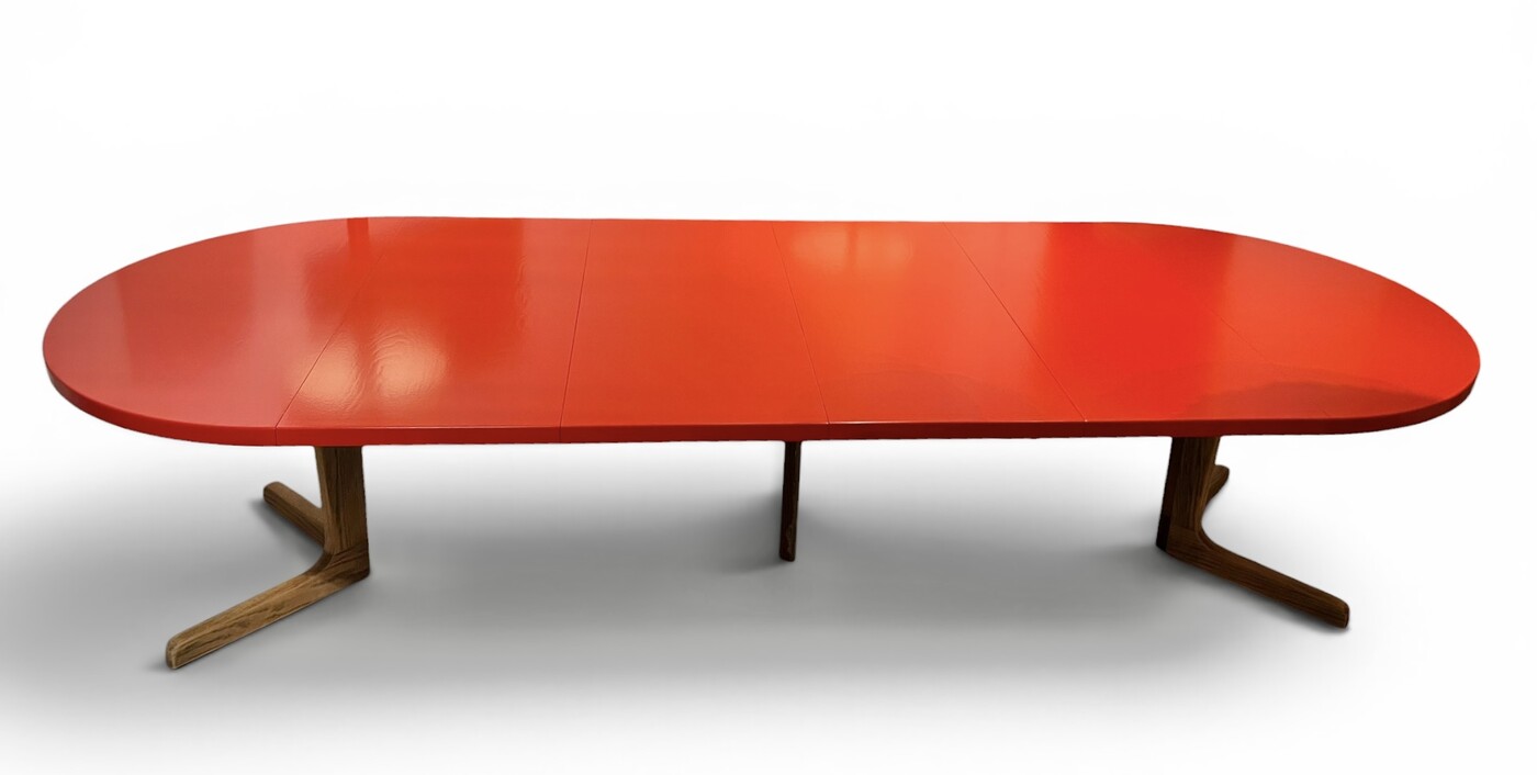 F 046 SC large extendable teak dining table with red lacquered top