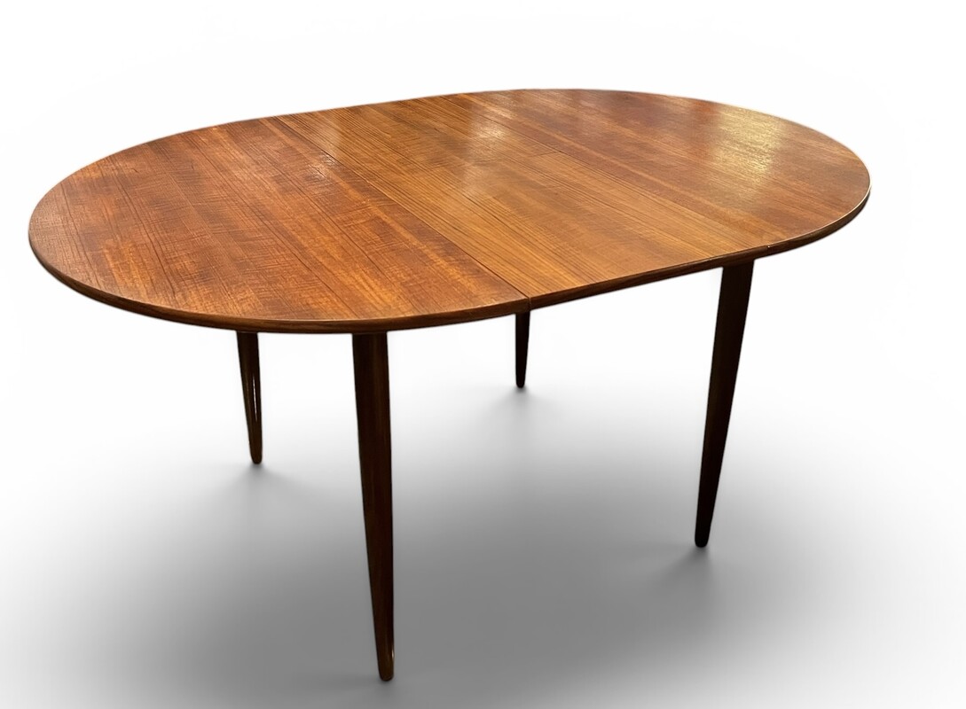 F 049 JD/RC teak round-ovale extendable dining table, 1960’s