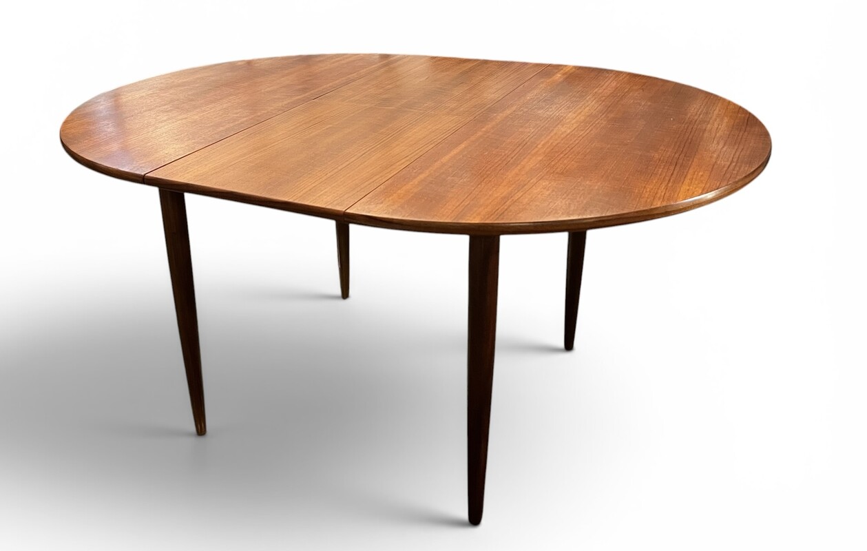 F 049 JD/RC teak round-ovale extendable dining table, 1960’s