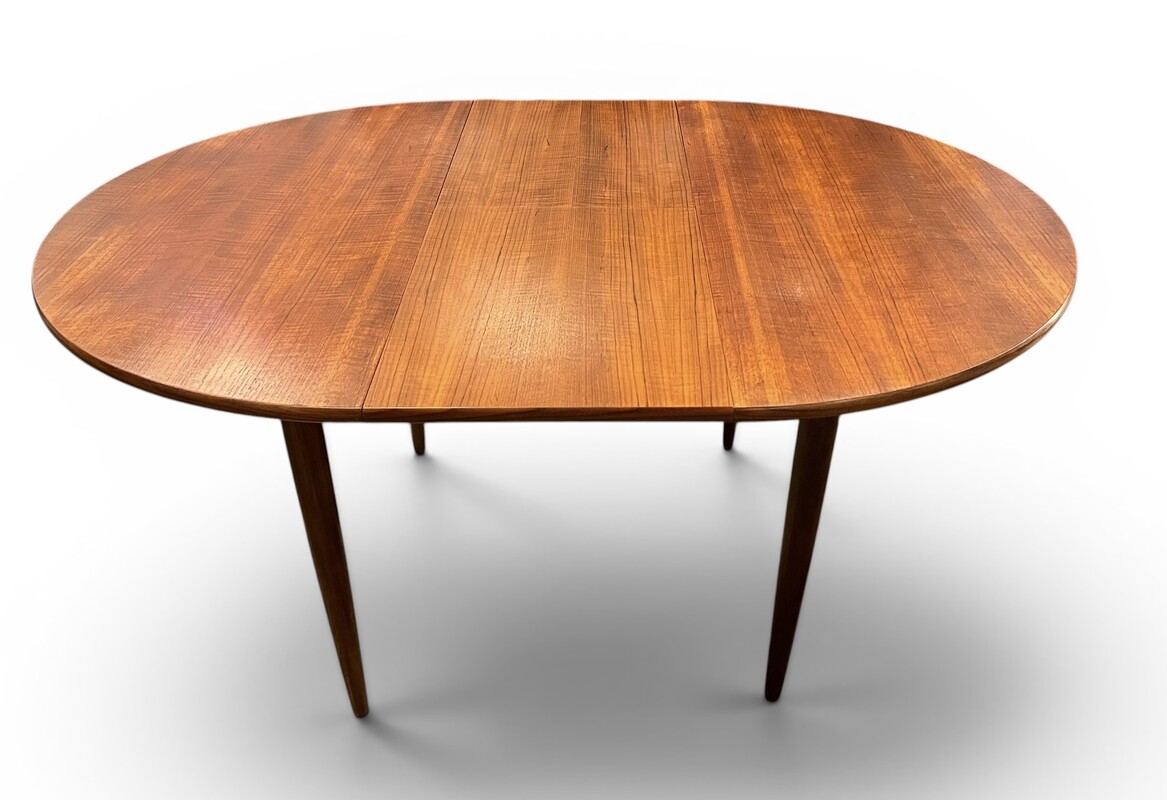 F 049 JD/RC teak round-ovale extendable dining table, 1960’s