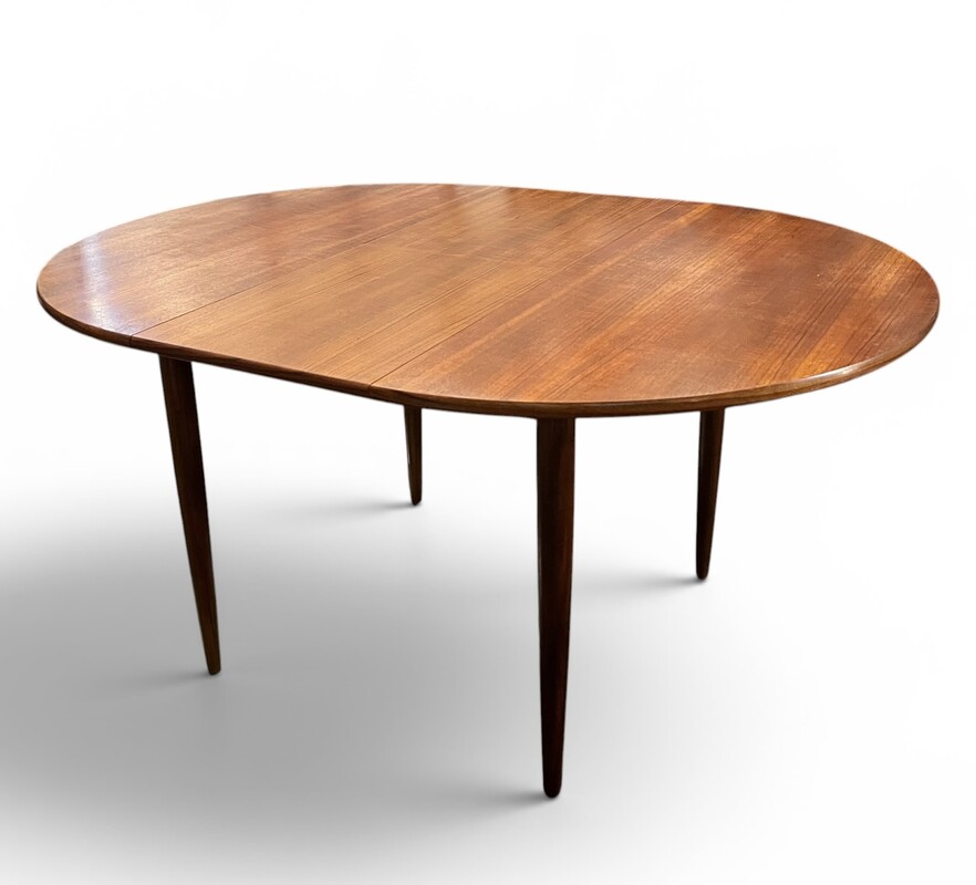 F 049 JD/RC teak round-ovale extendable dining table, 1960’s