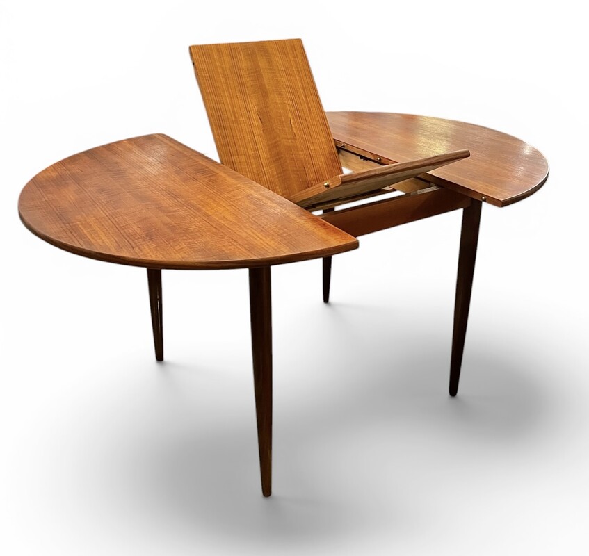 F 049 JD/RC teak round-ovale extendable dining table, 1960’s