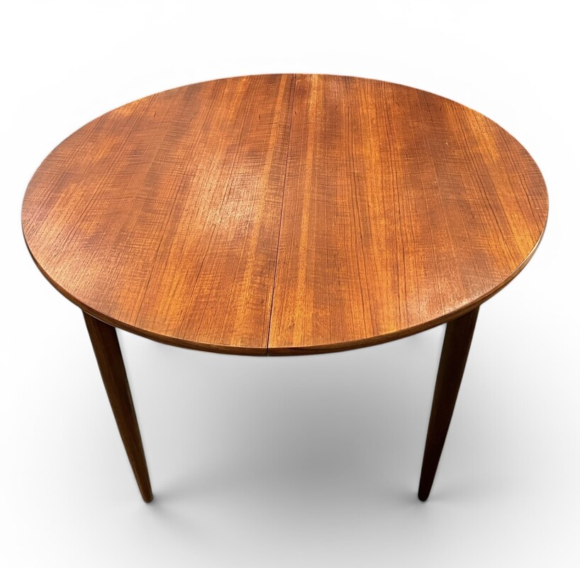 F 049 JD/RC teak round-ovale extendable dining table, 1960’s