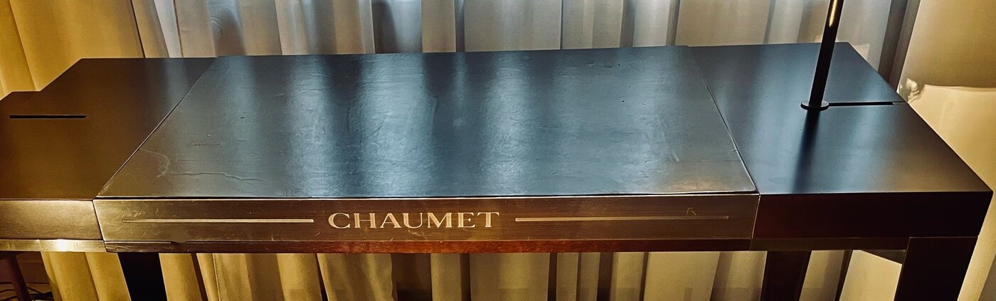 F 402 YD Chaumet jewelry table 