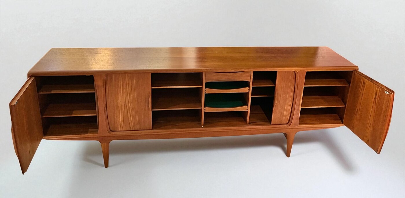 F 426 FL vintage sideboard by Johannes Andersen. 1960s