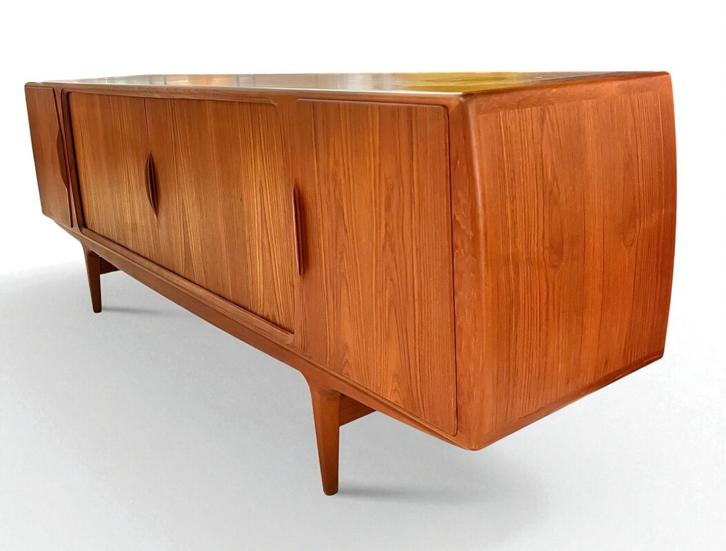 F 426 FL vintage sideboard by Johannes Andersen. 1960s