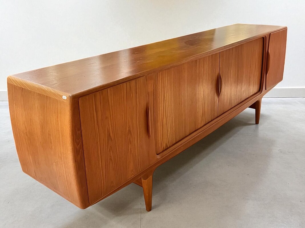 F 426 FL vintage sideboard by Johannes Andersen. 1960s