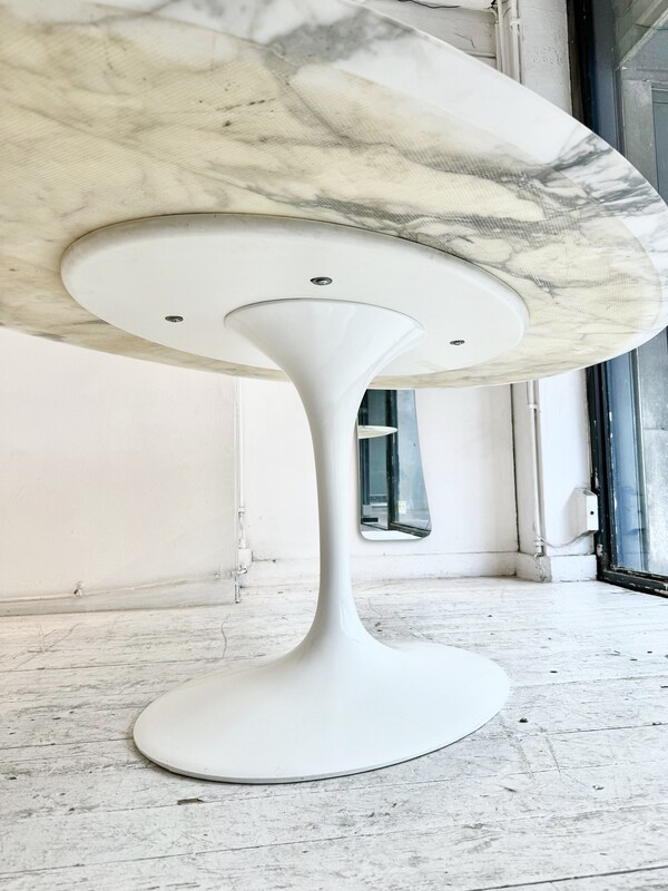 F 443 AV/AG ovale dining table by Eero Saarinen edited by Knoll