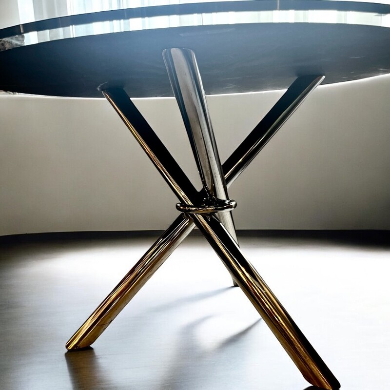 F 448 YD round tripod table, 1970’s