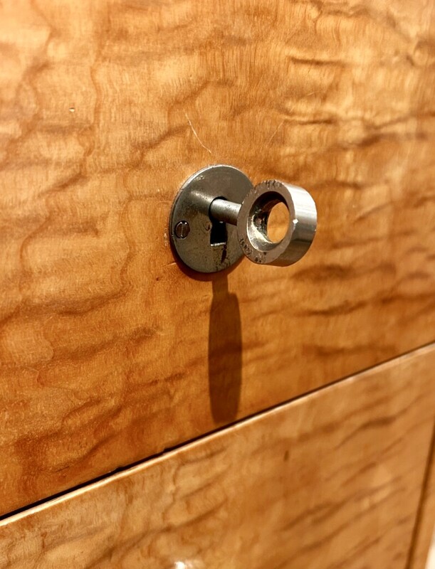 F 460 AS French modernist desk in golden elm, leather and glass with a leather armchair