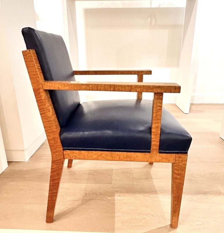 F 460 AS French modernist desk in golden elm, leather and glass with a leather armchair