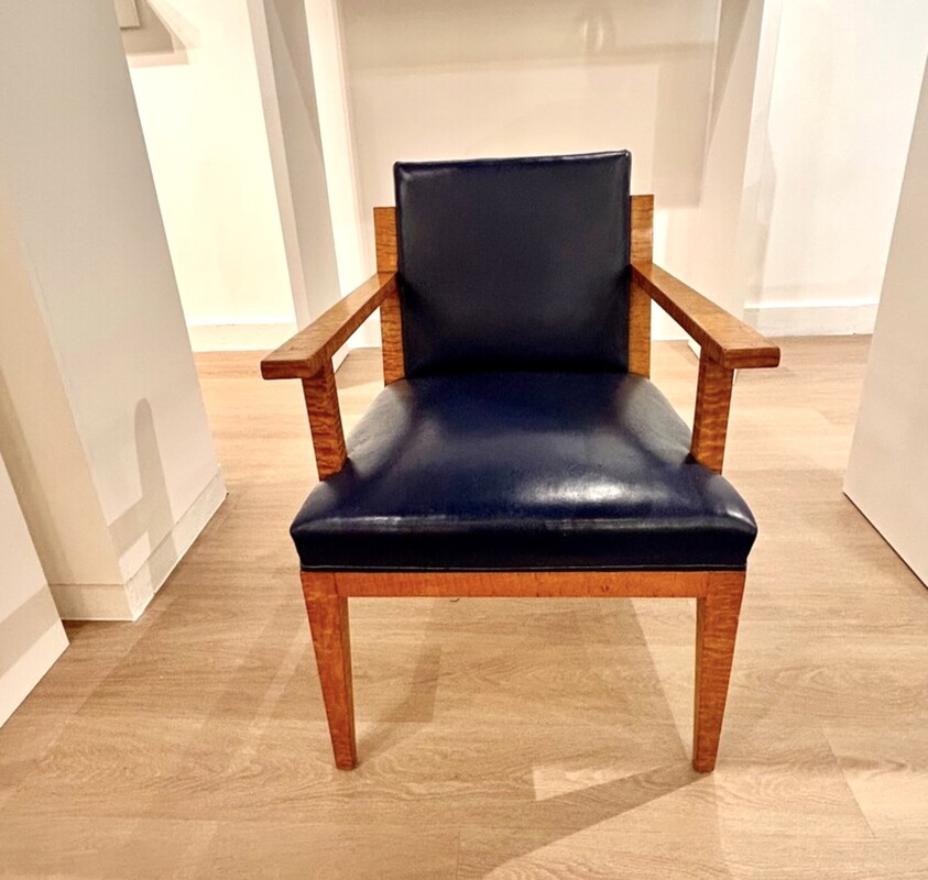 F 460 AS French modernist desk in golden elm, leather and glass with a leather armchair