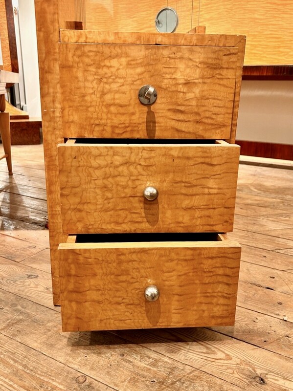 F 460 AS French modernist desk in golden elm, leather and glass with a leather armchair
