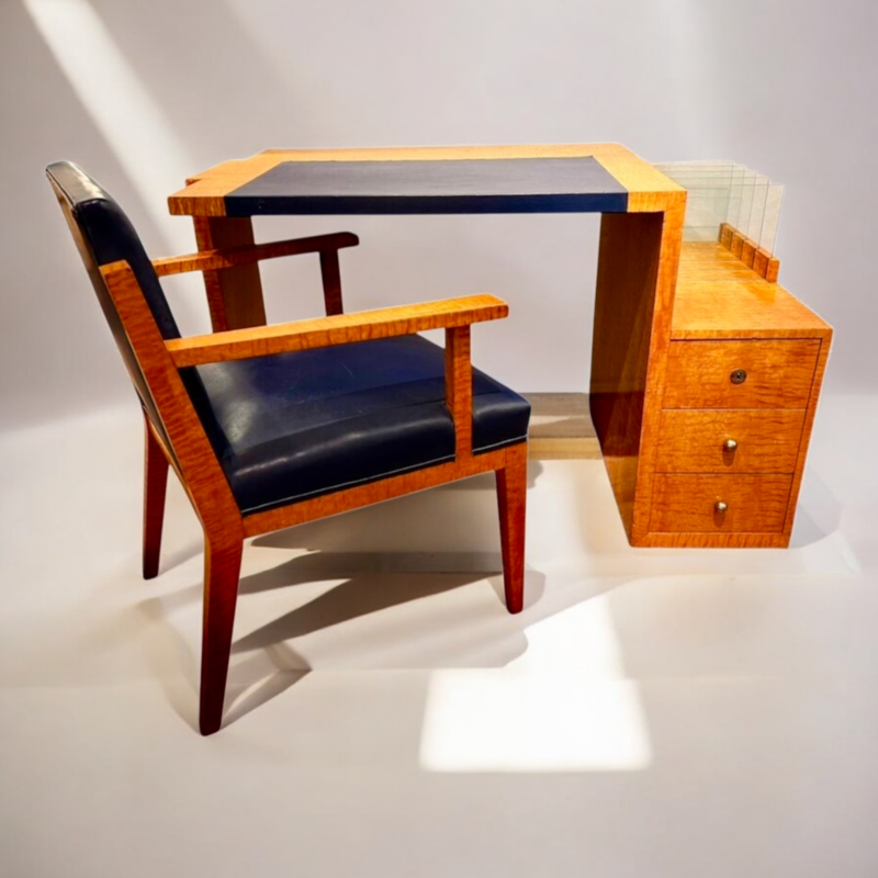 F 460 AS French modernist desk in golden elm, leather and glass with a leather armchair