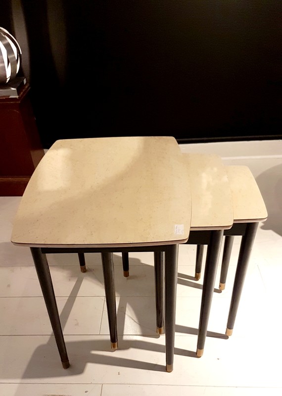 F 470 FD Set of nesting tables melamine and wood Ca 1950