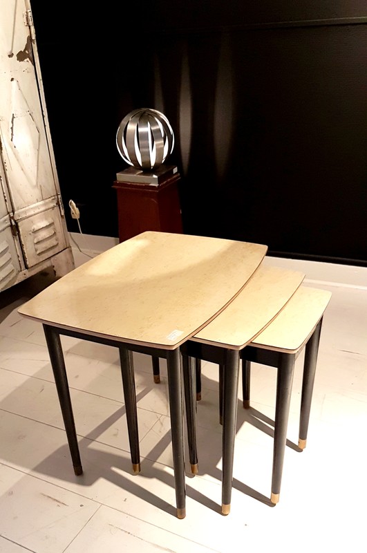 F 470 FD Set of nesting tables melamine and wood Ca 1950
