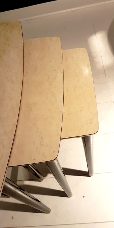 F 470 FD Set of nesting tables melamine and wood Ca 1950