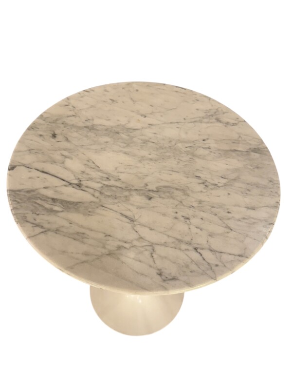 F 477 AV Pair of Eero Saarinen for Knoll Round Side Tables, White, Carrara Marble