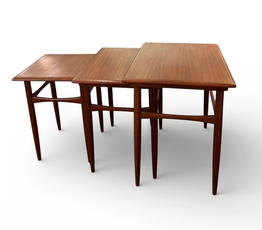 F 481 CW teak nesting table, 1960’s