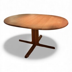 F 491 CW ovale oak dining table by Juul Christensen