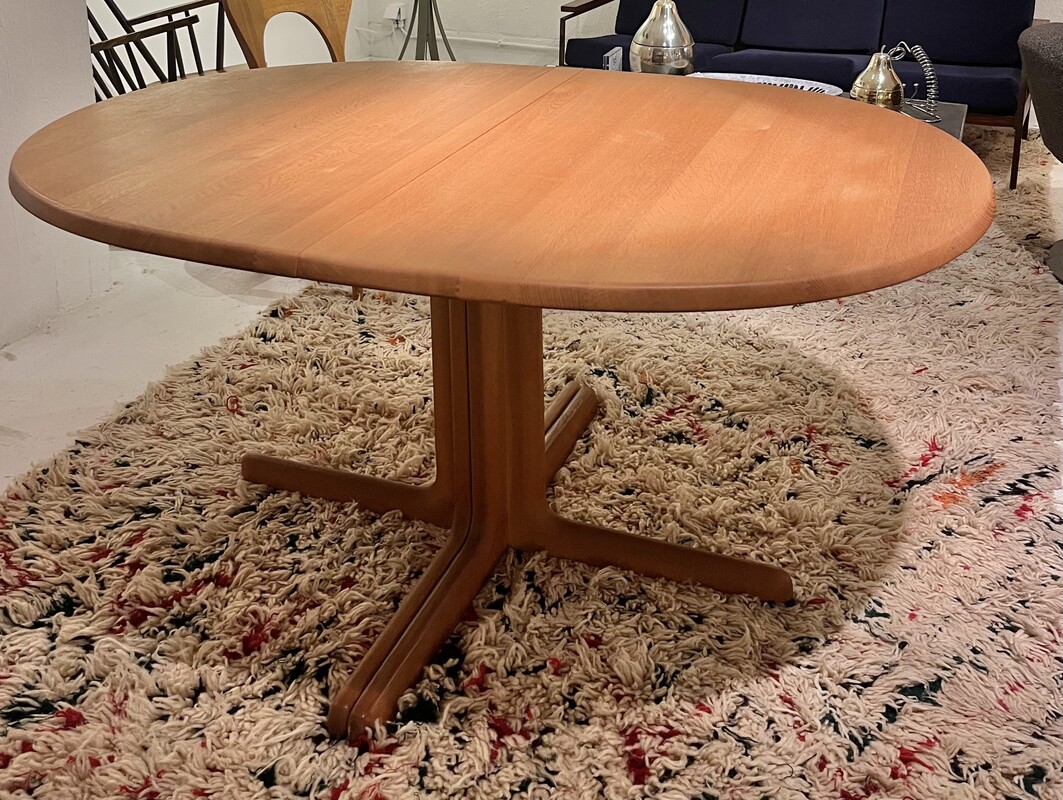 F 491 CW ovale oak dining table by Juul Christensen