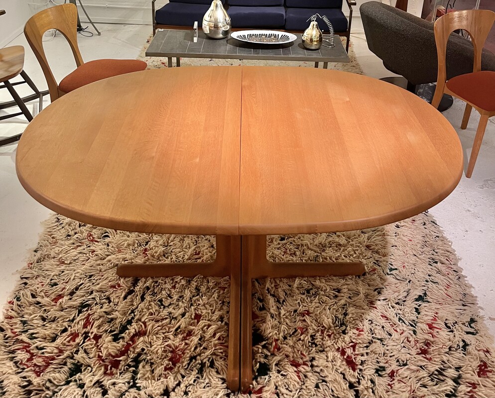 F 491 CW ovale oak dining table by Juul Christensen