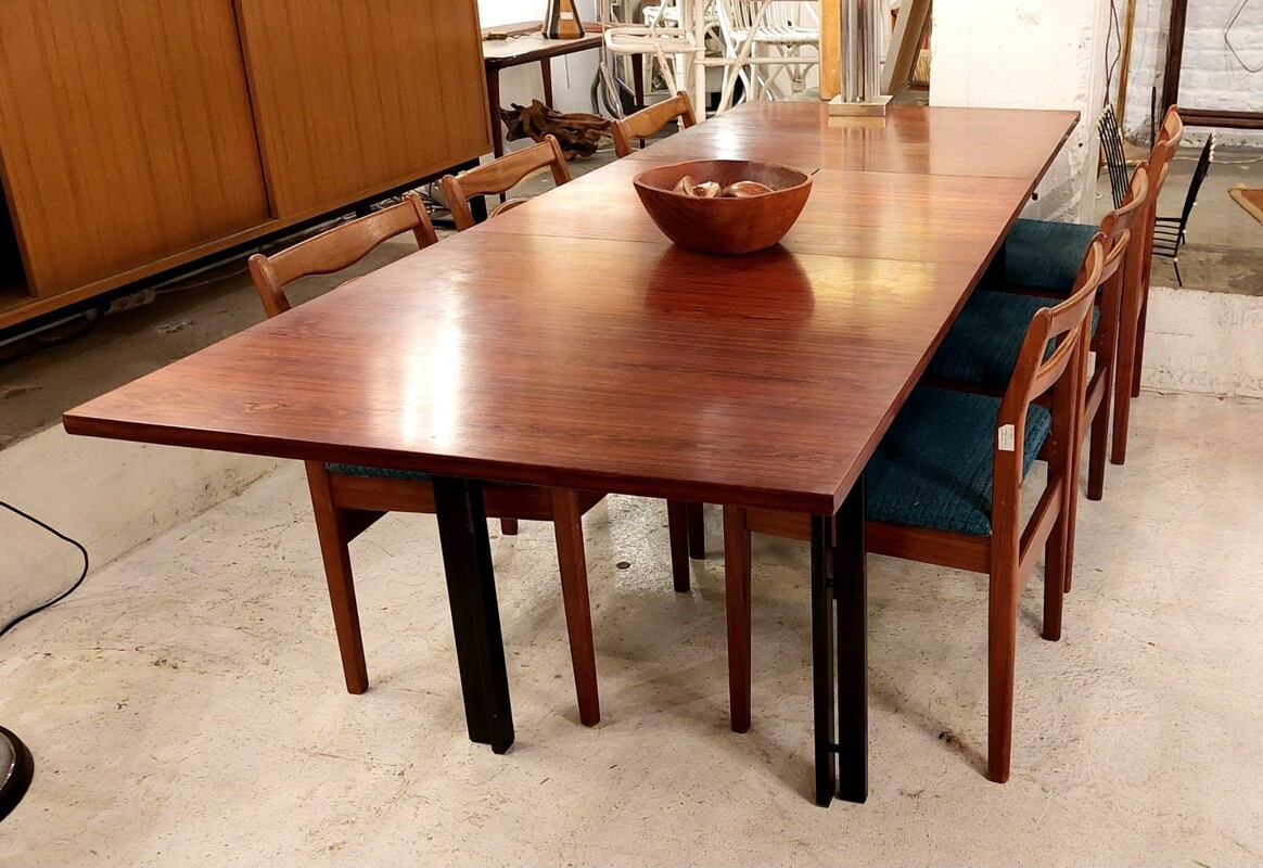 F 528 JC extendable rosewood dining table, black metal feet, 1960’s