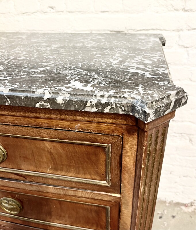 F 575 AG Louis XVI commode with marble top 