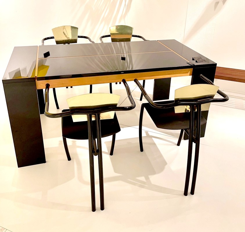 F 619 AV Laquer dining table by Vico Magistretti