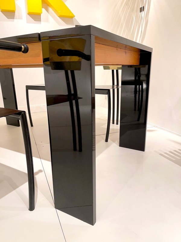 F 619 AV Laquer dining table by Vico Magistretti