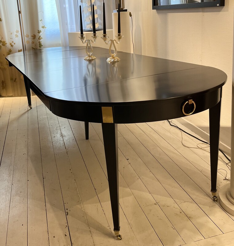 F 624 YD extendable round - ovale black laquered extendable dining table with brass details