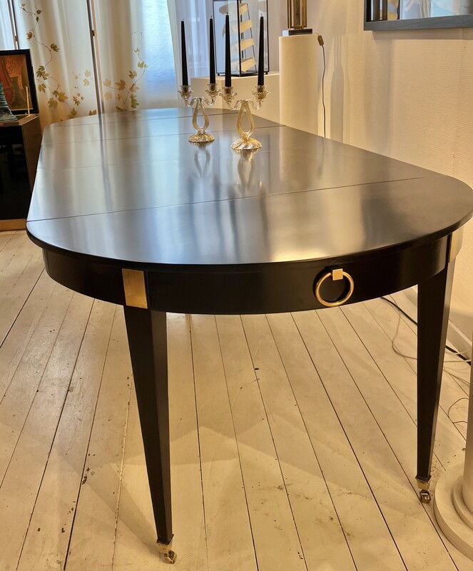 F 624 YD extendable round - ovale black laquered extendable dining table with brass details