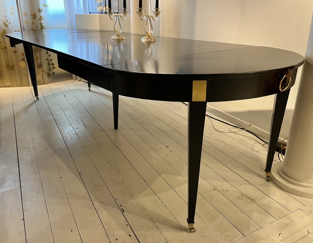 F 624 YD extendable round - ovale black laquered extendable dining table with brass details