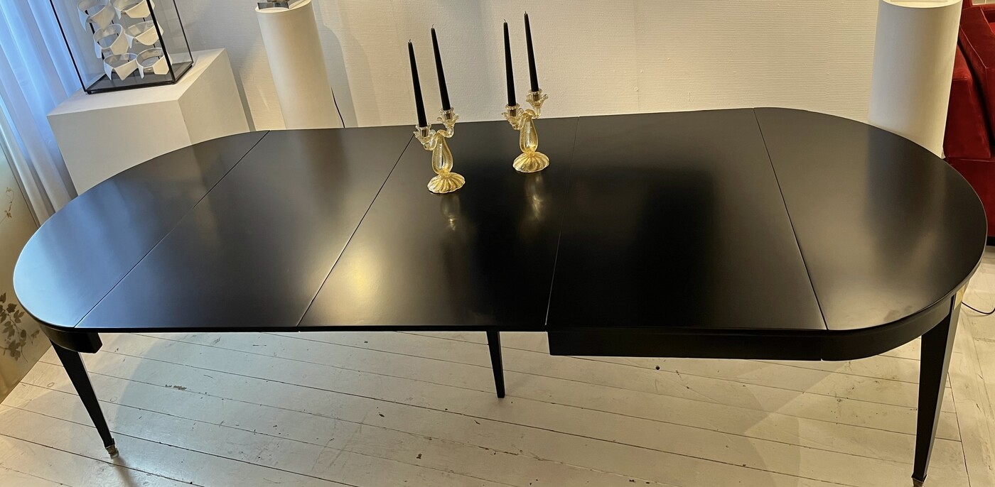 F 624 YD extendable round - ovale black laquered extendable dining table with brass details