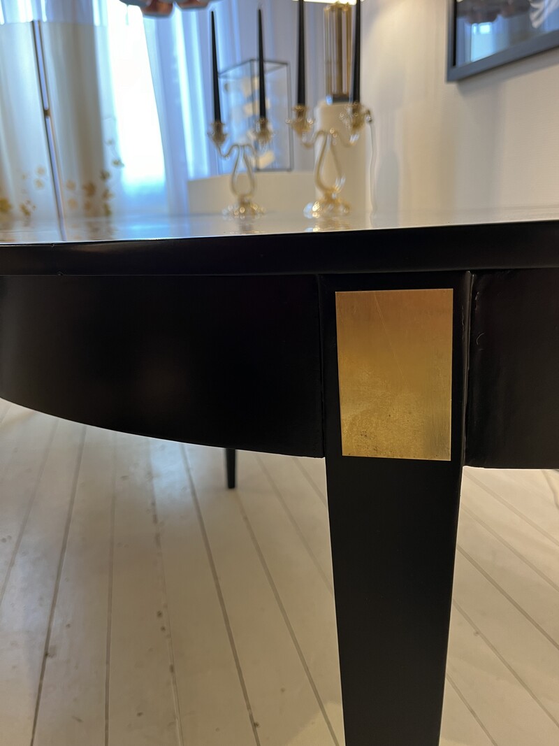 F 624 YD extendable round - ovale black laquered extendable dining table with brass details