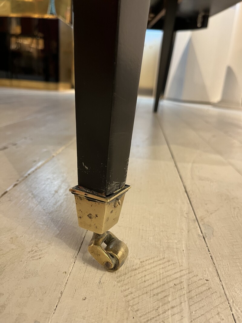 F 624 YD extendable round - ovale black laquered extendable dining table with brass details