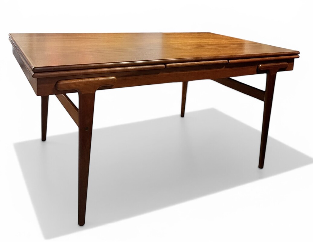 F 902 APO extendable dining table by Ejvind A. Johansson Vintage 1960