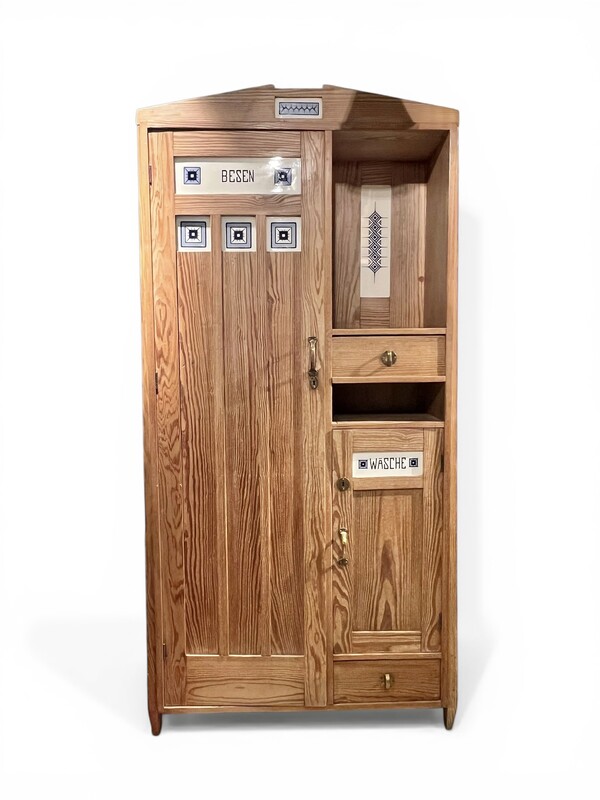 F 907 DAN Pitch-pine with ceramic tiles 