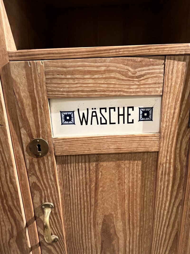 F 907 DAN Pitch-pine with ceramic tiles 