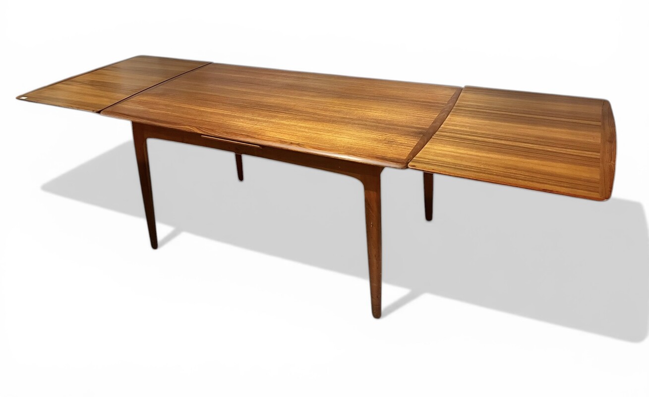 F 935 SC extendable teak dining table, 1960
