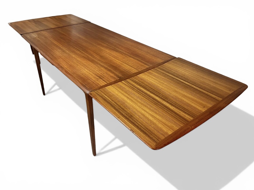 F 935 SC extendable teak dining table, 1960