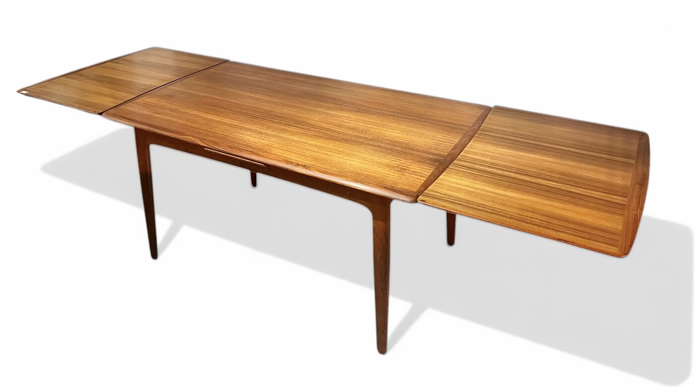 F 935 SC extendable teak dining table, 1960