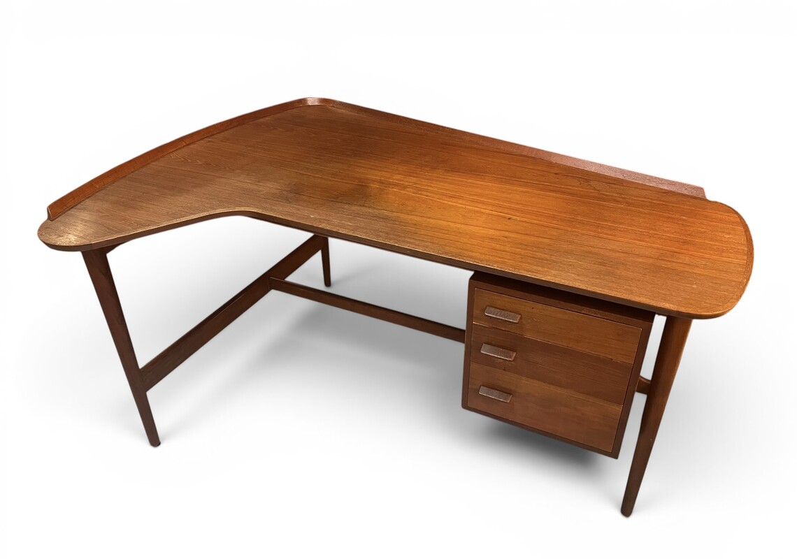 F 945 FL boomerang desk by Arne Vodder