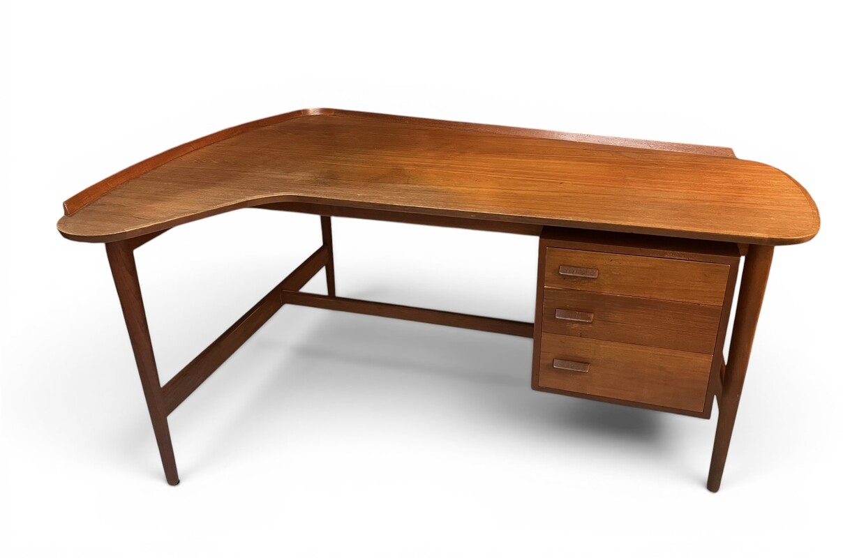 F 945 FL boomerang desk by Arne Vodder