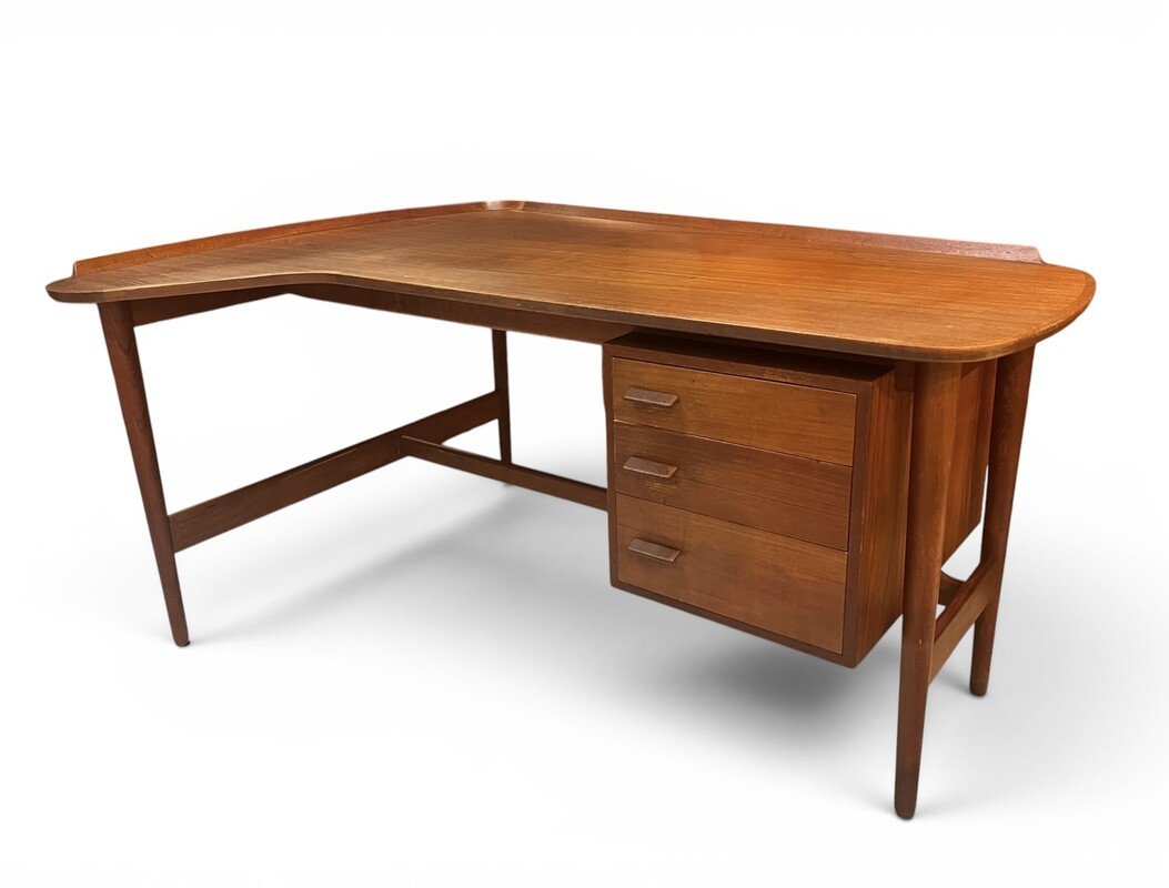 F 945 FL boomerang desk by Arne Vodder